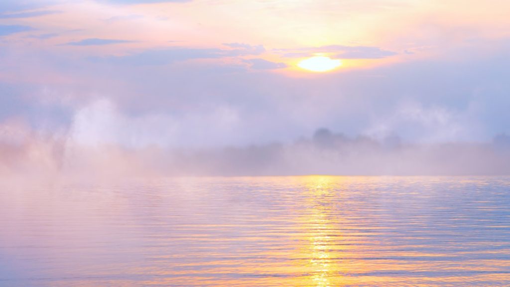 Sonnenaufgang am See mit Nebel